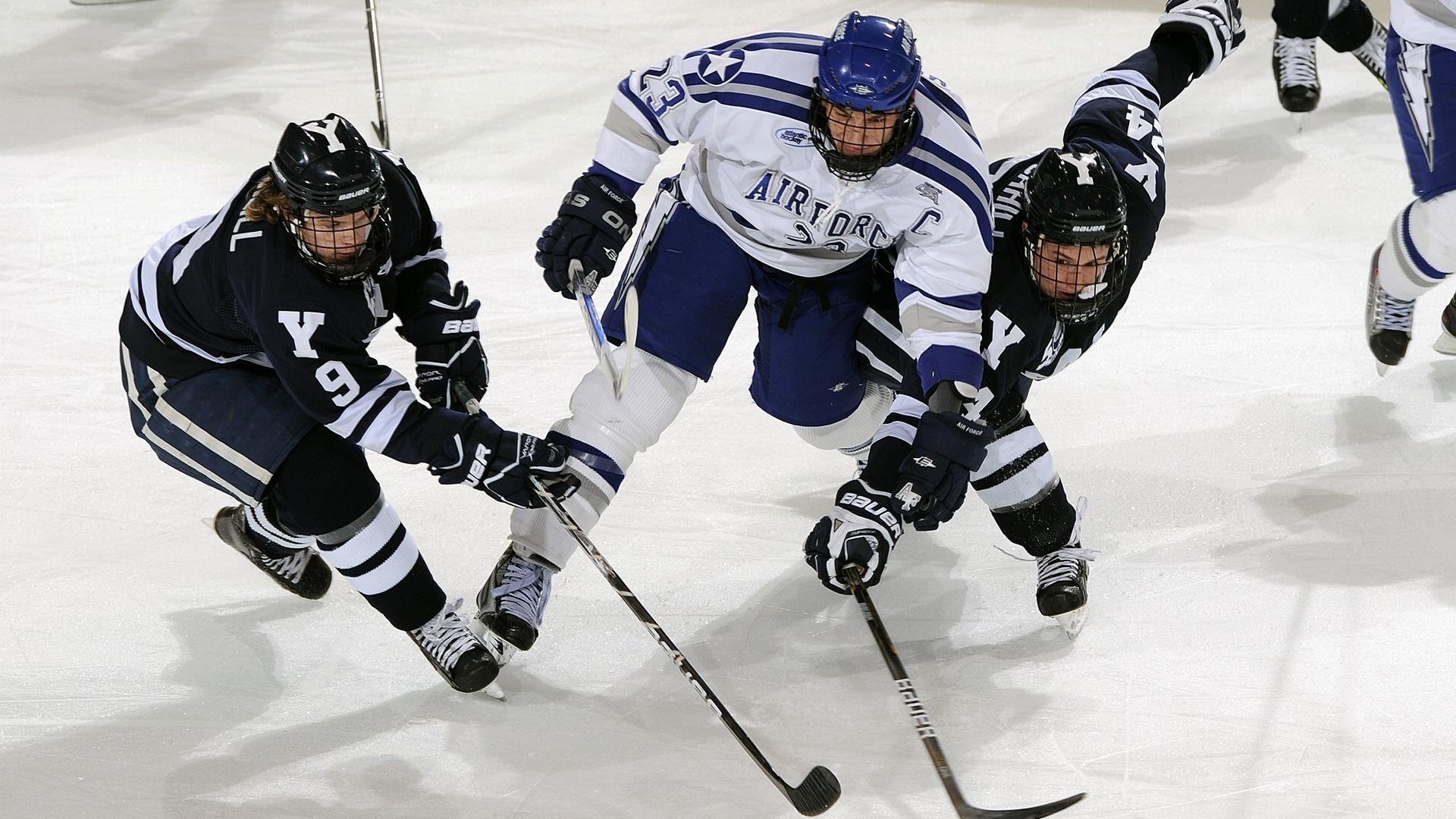 湖人锋线球员接受专项技术指导提升防守效率，湖人官宣签下2米11中锋